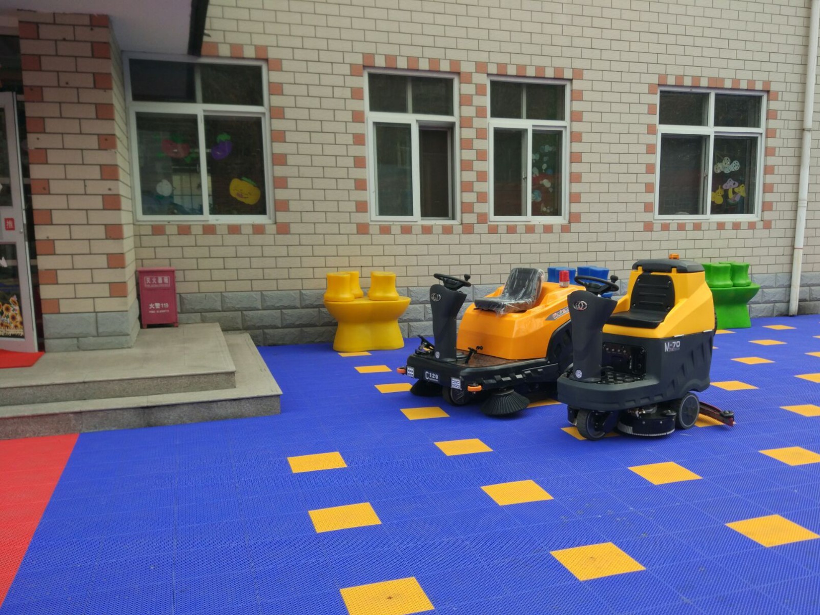 1557985259334873.jpg C120駕駛式掃地車服務于幼兒園.jpg